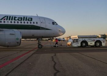 Alitalia_Aereo_traino_lapresse