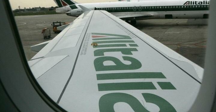 Alitalia_finestrino_lapresse