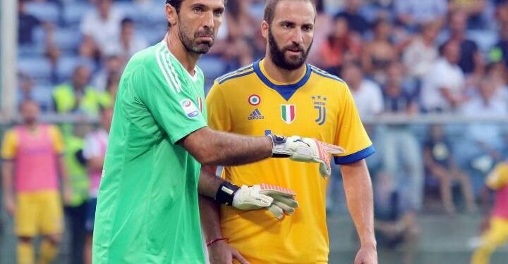 Buffon_Higuain_Juventus_gialla_lapresse_2017