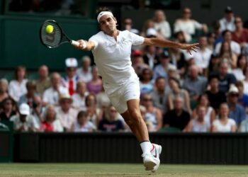 Federer_allungo_Wimbledon_lapresse_2017