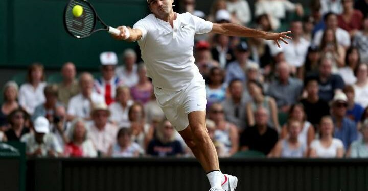 Federer_allungo_Wimbledon_lapresse_2017