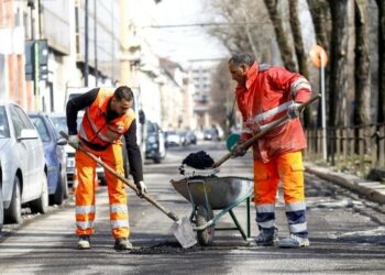 Operai_buca_strada_lapresse