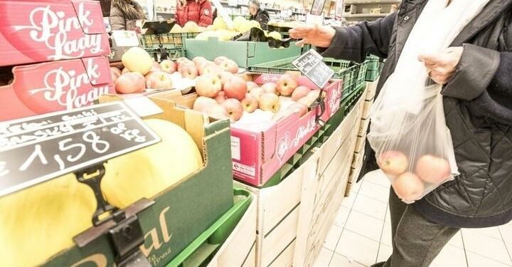 Spesa_frutta_sacchetto-Lapresse