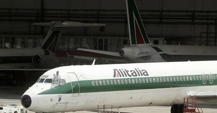 alitalia_aereo_hangar_lapresse_2007