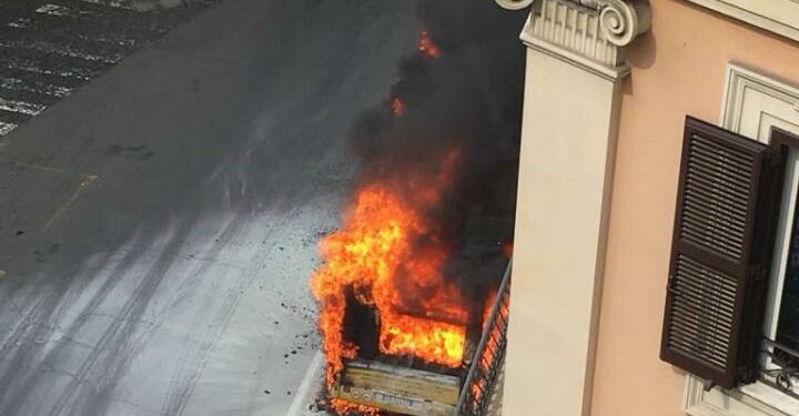 autobus_roma_fiamme_esplosione_atac_twitter_2018