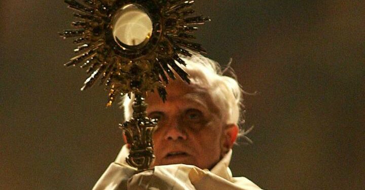 papa_benedettoXVI_ratzinger_corpusdomini_lapresse_2005