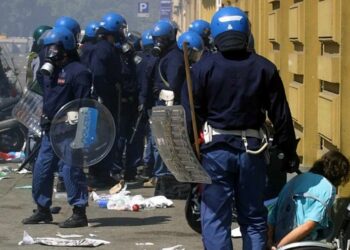 polizia_scontri_g8_genova_1_lapresse_2001