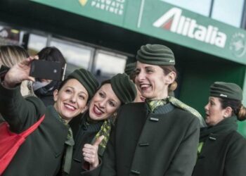 Alitalia_Hostess_Lapresse