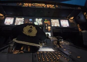 Alitalia_cabina_cappello_lapresse