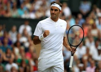 Federer_pugno_Wimbledon_lapresse_2017