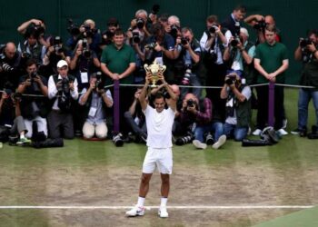 Federer_trofeo_Wimbledon_lapresse_2017