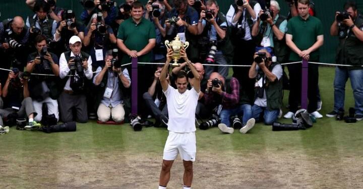 Federer_trofeo_Wimbledon_lapresse_2017