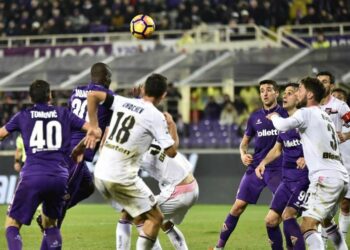 Fiorentina_Palermo_mischia_lapresse_2017