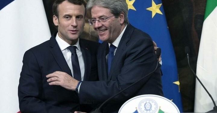 Gentiloni_Macron_Mani_Lapresse