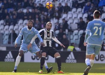 Higuain_Wallace_Juventus_Lazio_lapresse_2017