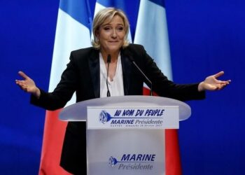 Le_Pen_Marine_Braccia_Lapresse