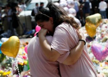 attentato_manchester_terrorsmo_lacrime_lapresse_2017