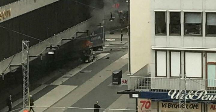 camion_folla_stoccolma_svezia_terrorismo_attentato_lapresse_2017