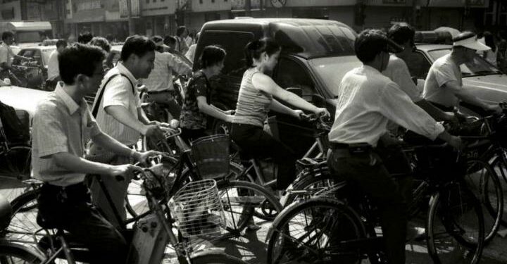 cina_traffico_biciclette_shangai_lapresse_2004