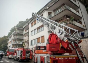 como_pompieri_incendio_soccorso_lapresse_2017