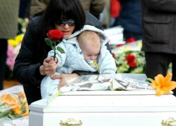 funerale_bambino_1_abruzzo_lapresse_2009