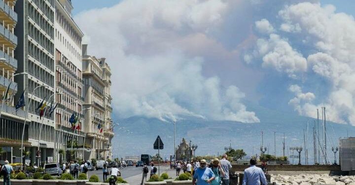 incendio_napoli_vesuvio_lapresse_2017