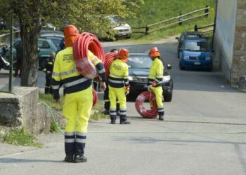 incendio_vigili_fuoco_pompe_fiamme_lapresse_2017