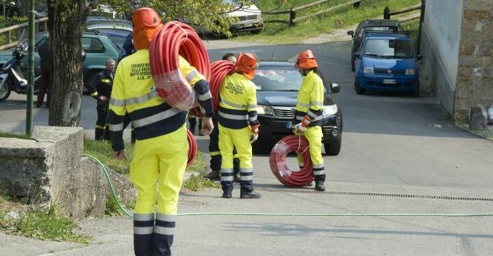 incendio_vigili_fuoco_pompe_fiamme_lapresse_2017