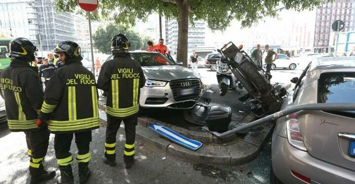 incidente_stradale_milano_vigili_fuoco_auto_moto_lapresse_2017