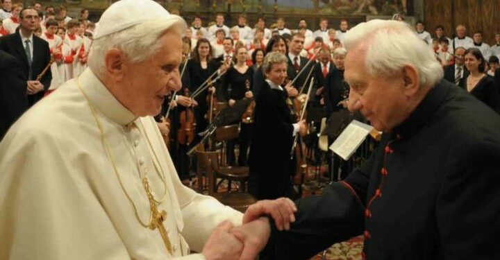 joseph_ratzinger_fratello_georg_lapresse_2009