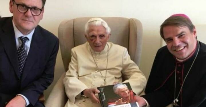 papa_benedetto_xvi_ratzinger_occhio_blu_seewald_facebook_2017