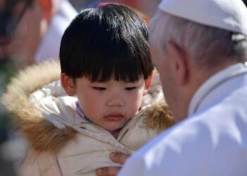 papa_francesco_bambino_cina_lapresse_2017