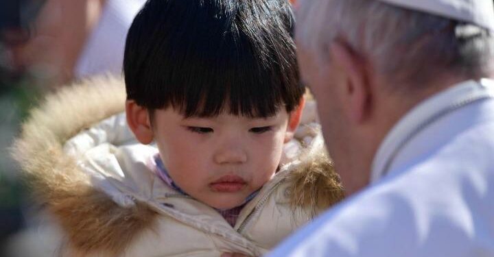 papa_francesco_bambino_cina_lapresse_2017