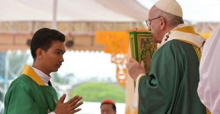 papa_francesco_myanmar_messa_1_lapresse_2017