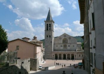 piazza_duomo_spoleto_wikipedia