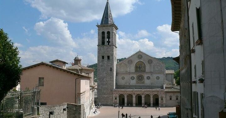 piazza_duomo_spoleto_wikipedia