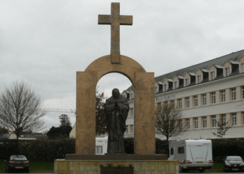 statua_croce_giovanni_paolo_wojtyla_francia_twitter_2017