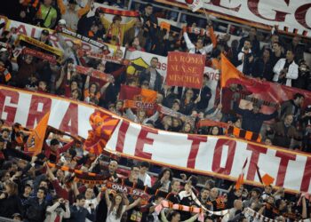 totti_striscione_tifosi_lapresse_2011