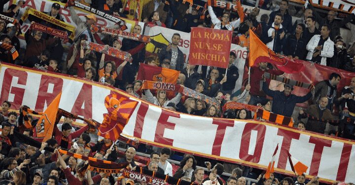 totti_striscione_tifosi_lapresse_2011