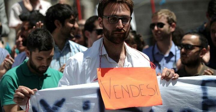 universita_giovani_laureati_flashmob_protesta_lapresse_2014