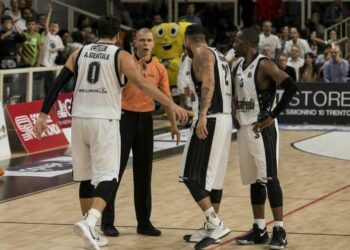 virtusbologna_arbitro_basket_lapresse_2017