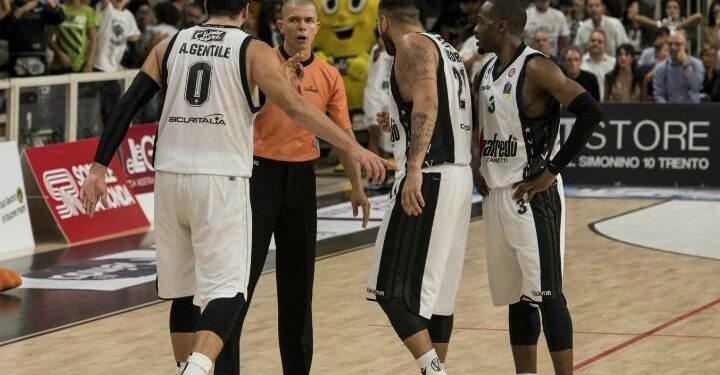 virtusbologna_arbitro_basket_lapresse_2017