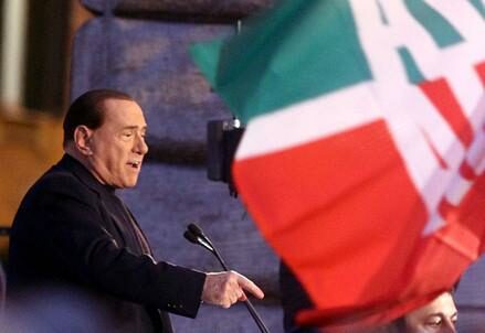 Berlusconi_bandiera_comizioR439