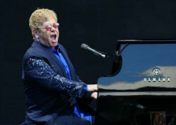 Elton_John_concerto_tour_wonderful_crazy_night