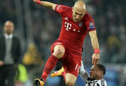 Robben_salta_Evra