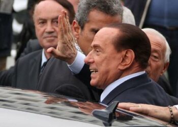 berlusconi_auto_salutoR439