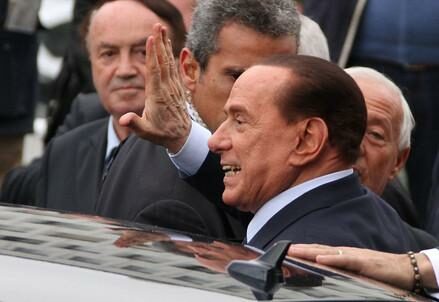 berlusconi_auto_salutoR439