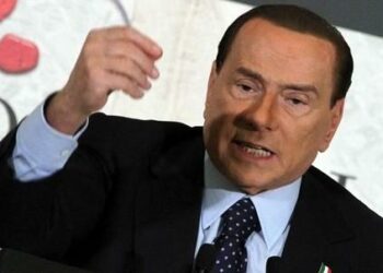 berlusconi_obliquo_manoR400