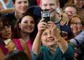 hillaryclinton_selfie1R439