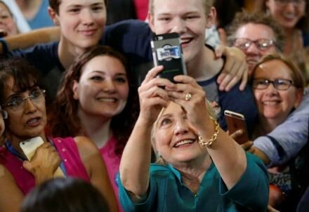 hillaryclinton_selfie1R439